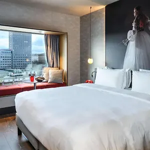 4* ホテル Radisson Red Hotel,