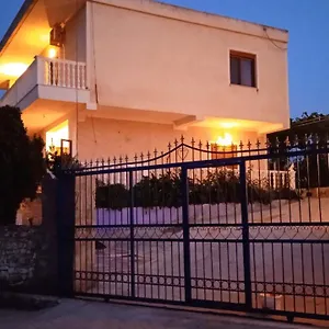arsen-apartments.albaniahotels.org/