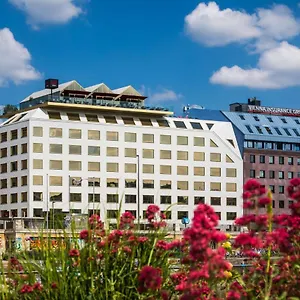 4* ホテル Radisson Red Hotel,